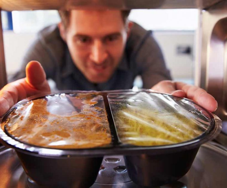 efeitos-colaterais-e-perigosos-de-comer-comida-de-micro-ondas